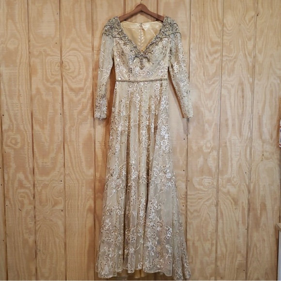 Mac Duggal NWT Gold Bead Lace Embellished V-NWT.
Neck Maxi Ball Gown Size 4 - Picture 1 of 10
